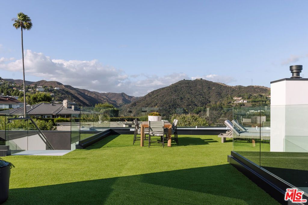 Image 29 of property listing at 2162 Westridge Road, Los Angeles, CA 90049