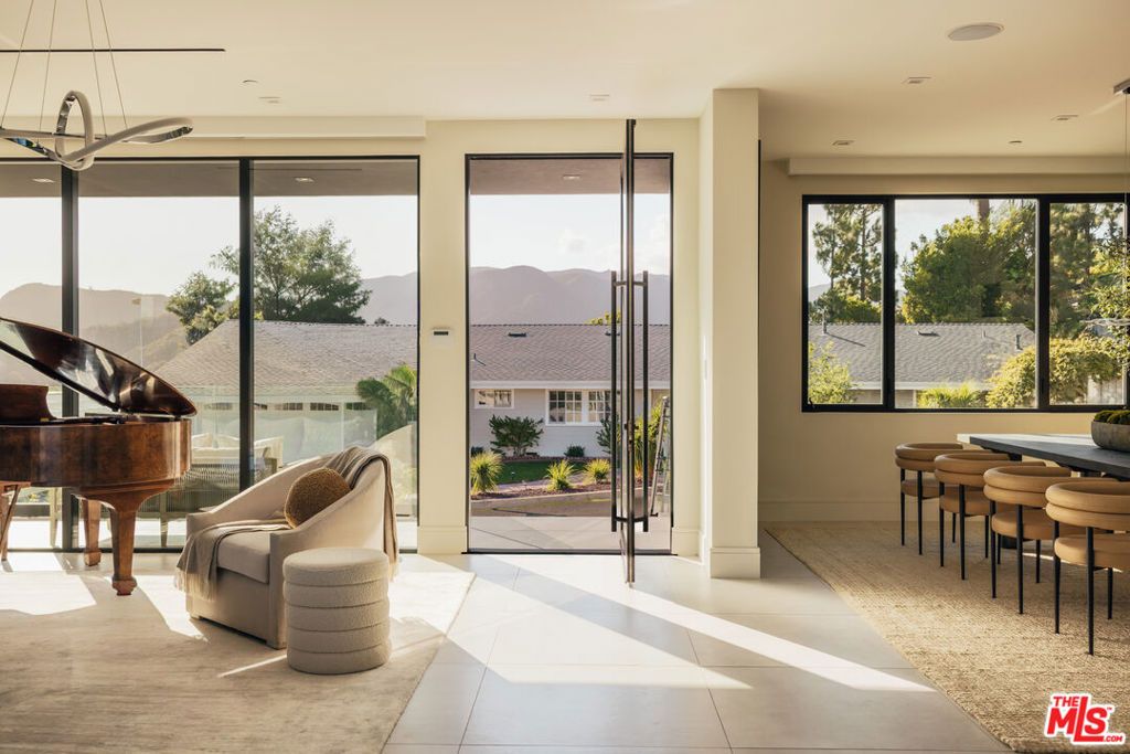 Image 3 of property listing at 2162 Westridge Road, Los Angeles, CA 90049