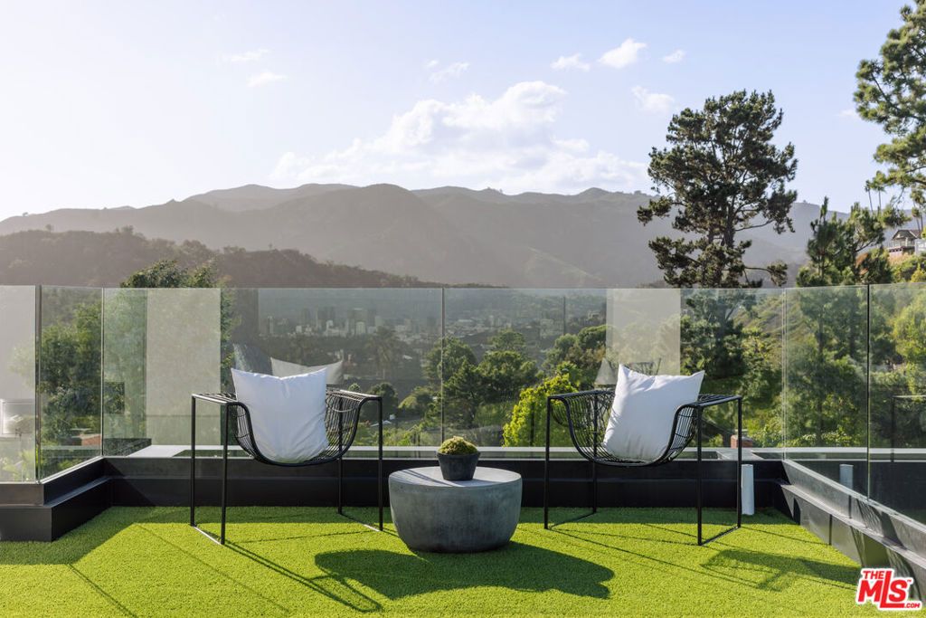 Image 32 of property listing at 2162 Westridge Road, Los Angeles, CA 90049