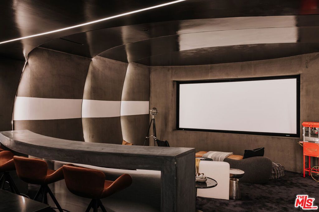 Image 33 of property listing at 2162 Westridge Road, Los Angeles, CA 90049