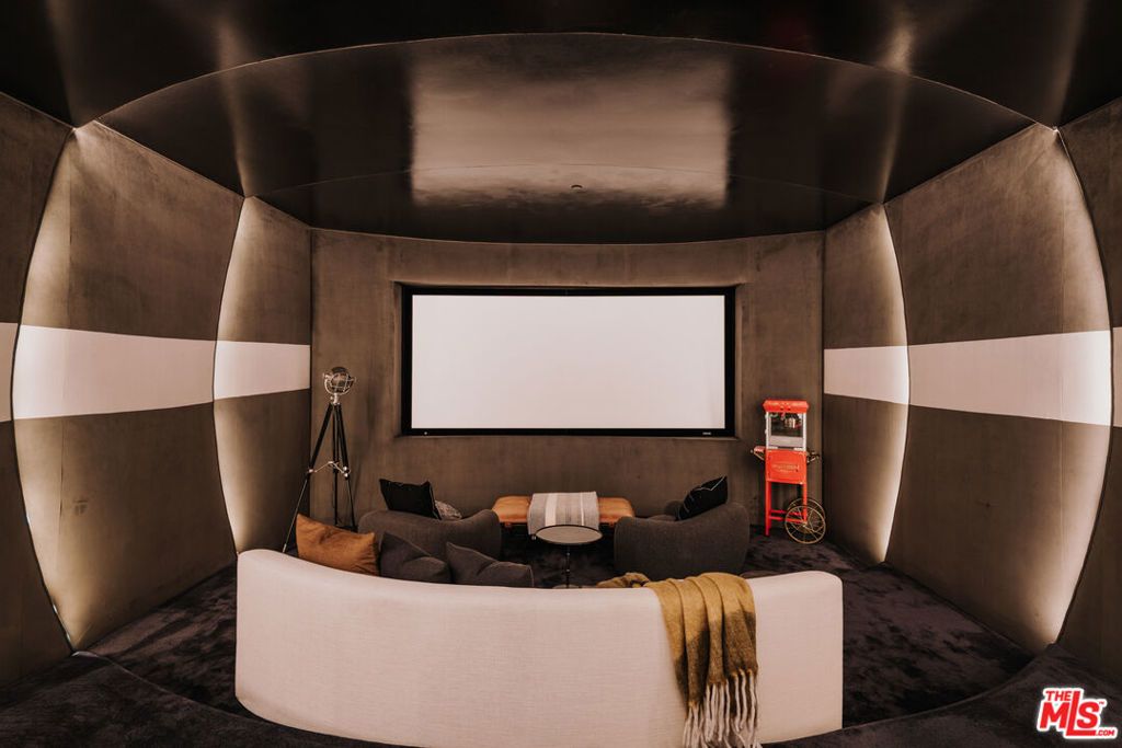 Image 34 of property listing at 2162 Westridge Road, Los Angeles, CA 90049