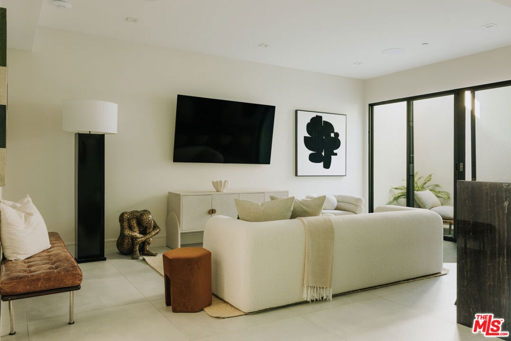 Image 35 of property listing at 2162 Westridge Road, Los Angeles, CA 90049