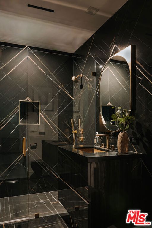 Image 38 of property listing at 2162 Westridge Road, Los Angeles, CA 90049