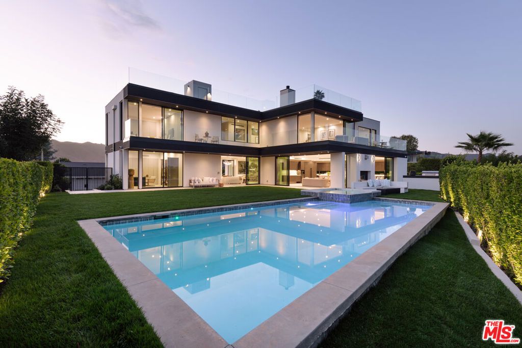 Image 40 of property listing at 2162 Westridge Road, Los Angeles, CA 90049