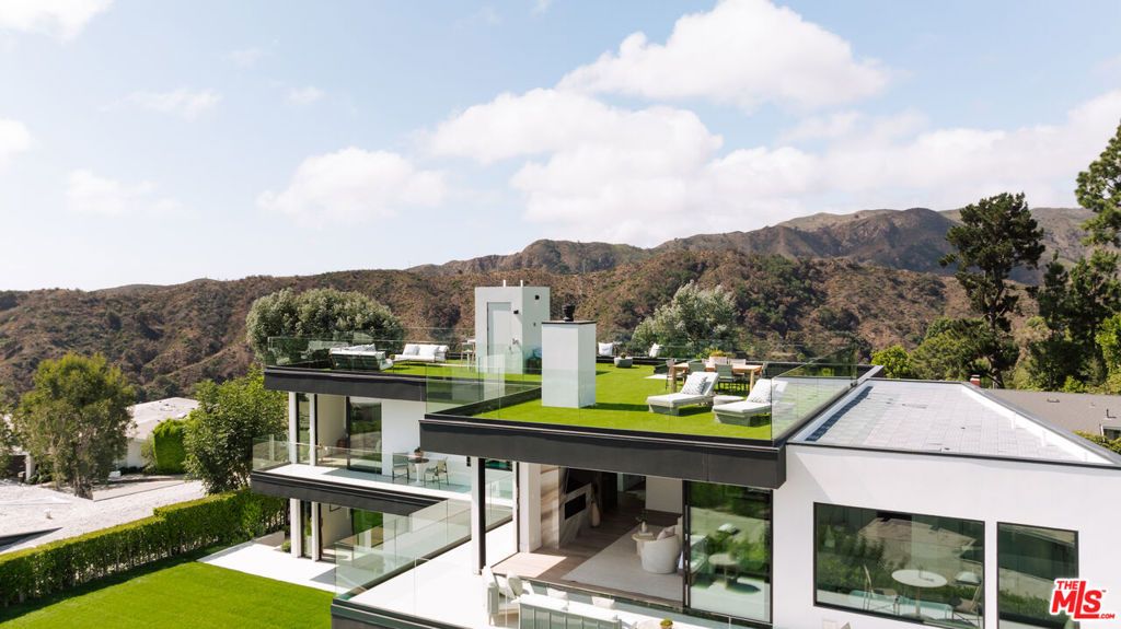 Image 44 of property listing at 2162 Westridge Road, Los Angeles, CA 90049