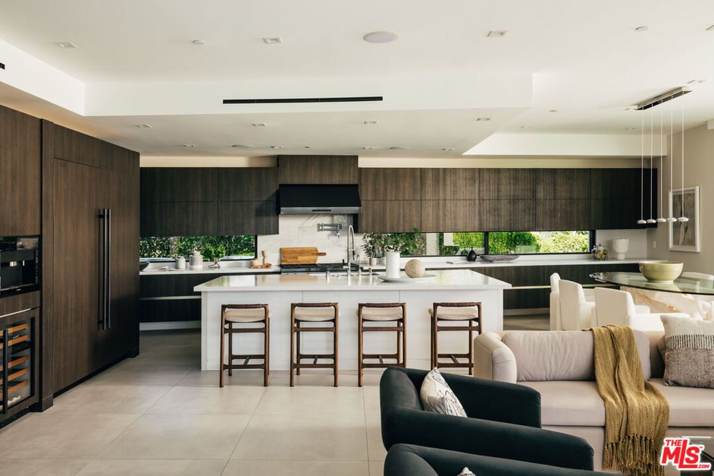 Image 7 of property listing at 2162 Westridge Road, Los Angeles, CA 90049