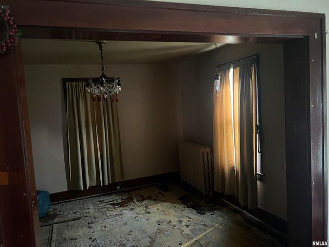 103 S 6TH Street, Clinton, IA 52732