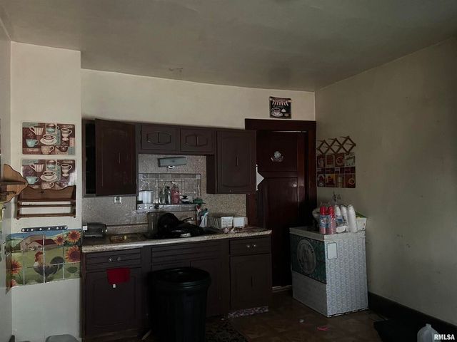 103 S 6TH Street, Clinton, IA 52732