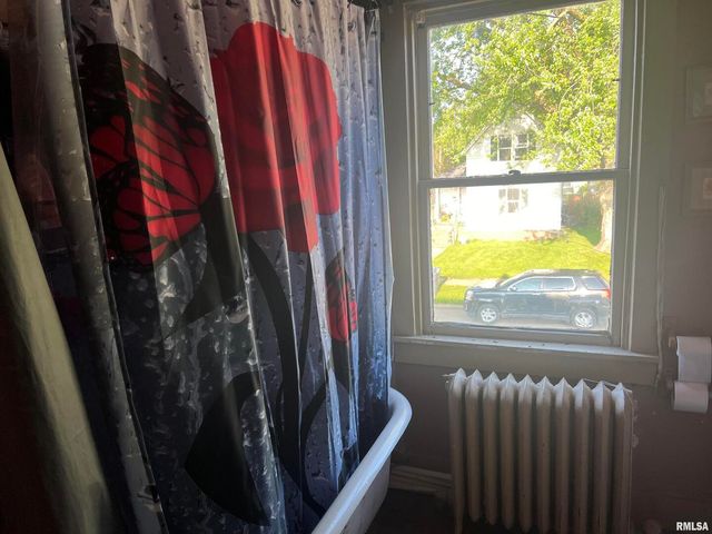 103 S 6TH Street, Clinton, IA 52732