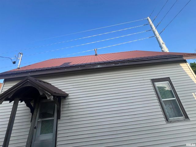 103 S 6TH Street, Clinton, IA 52732