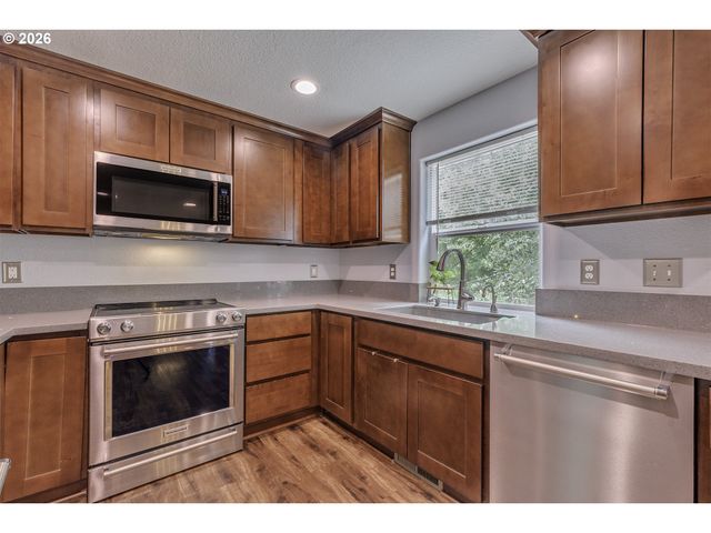 19027 Sw CHRISTOPHER Dr, Beaverton, OR 97003