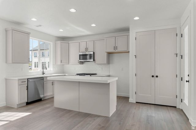 987 N AMBERLY DR, North Salt Lake, UT 84054