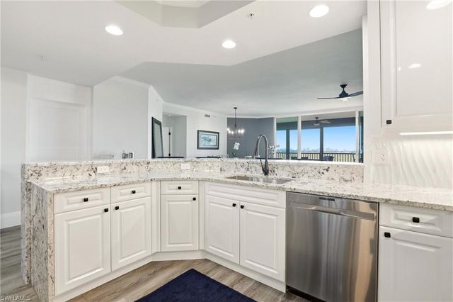 425 Cove Tower DR 1002, Naples, FL 34110