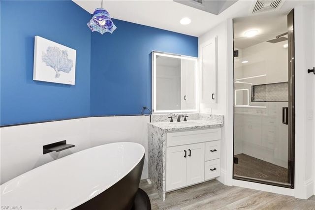 425 Cove Tower DR 1002, Naples, FL 34110