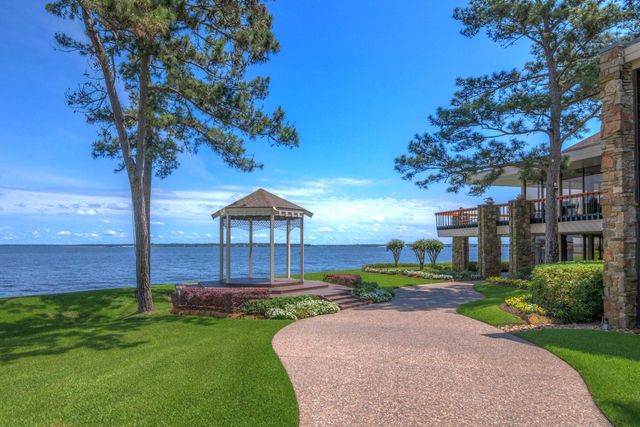 13607 Summer Hill Drive, Montgomery, TX 77356