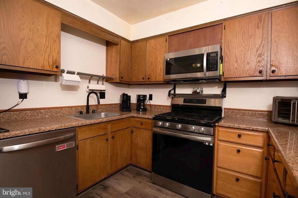 Image 8 of property listing at 10 HATTERAS CT, Elkton, MD 21921