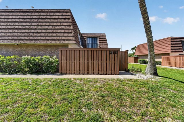 3900 County Line Road 21d, Tequesta, FL 33469