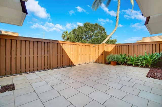 3900 County Line Road 21d, Tequesta, FL 33469