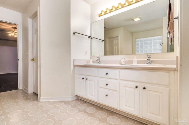 2085 Dovefield Dr, Pensacola, FL 32534