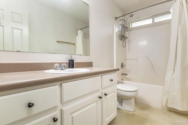 2085 Dovefield Dr, Pensacola, FL 32534