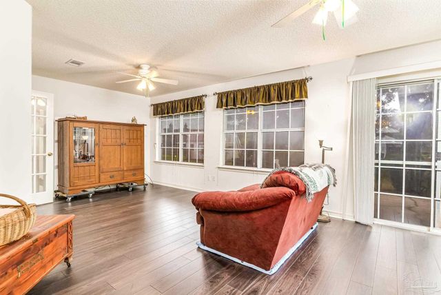 2085 Dovefield Dr, Pensacola, FL 32534