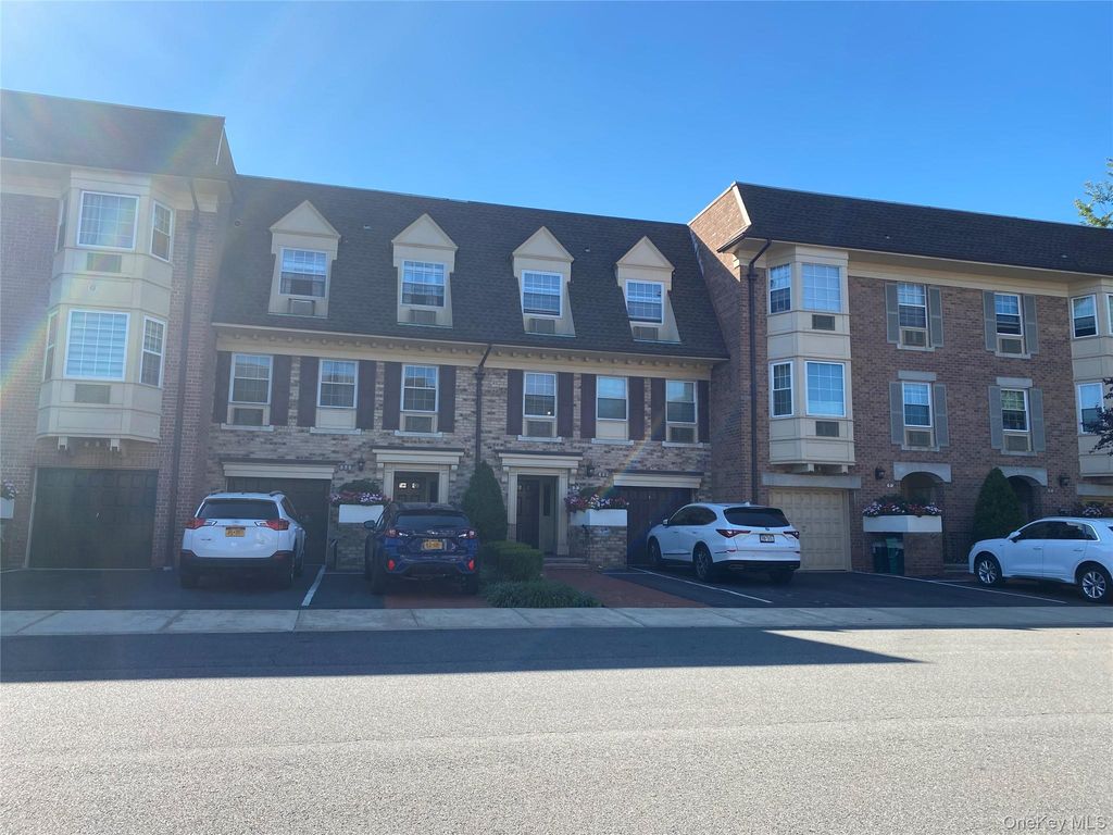 1230 Estates Lane 1136, Bayside, NY 11360 — exterior