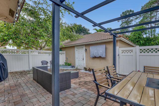 8066 Murano Circle, Palm Beach Gardens, FL 33418