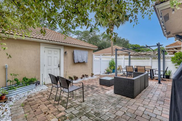 8066 Murano Circle, Palm Beach Gardens, FL 33418