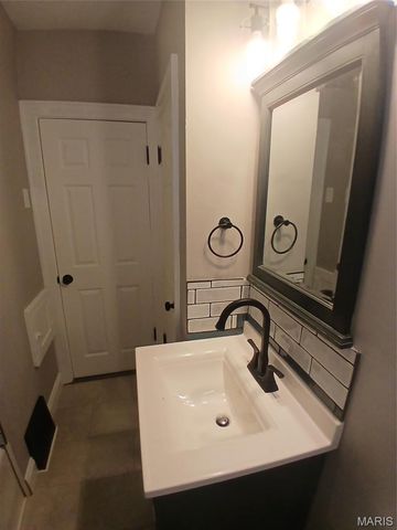 8554 Drury Lane, St Louis, MO 63147