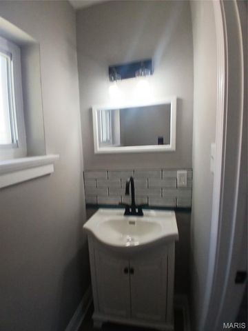 8554 Drury Lane, St Louis, MO 63147