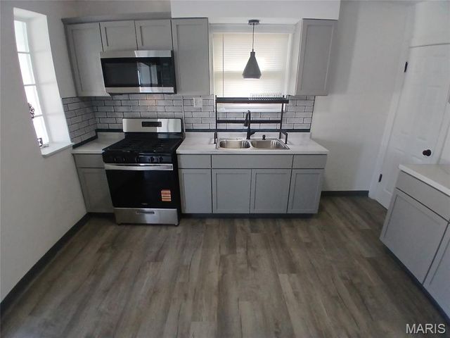 8554 Drury Lane, St Louis, MO 63147