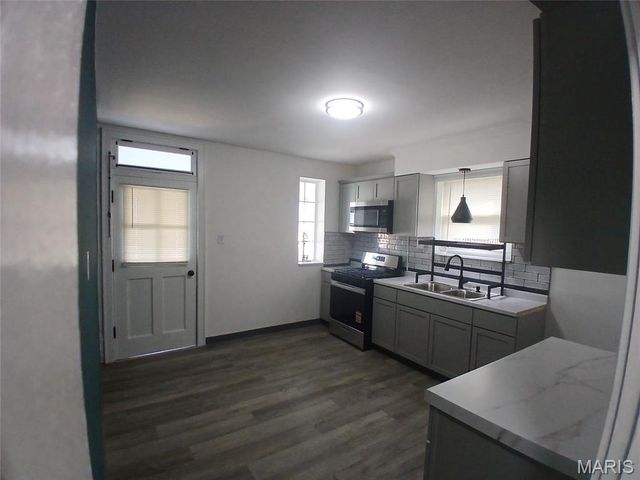 8554 Drury Lane, St Louis, MO 63147