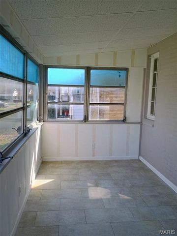 8554 Drury Lane, St Louis, MO 63147