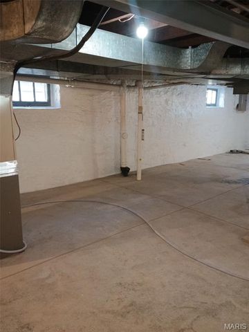 8554 Drury Lane, St Louis, MO 63147