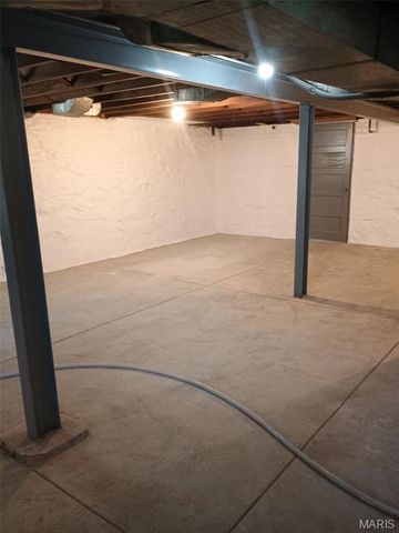 8554 Drury Lane, St Louis, MO 63147