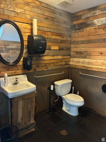 489 W PARKLAND DR, Sandy, UT 84070