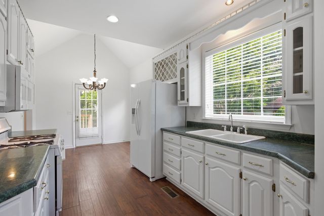 105 Green Tree Ct, Columbia, TN 38401