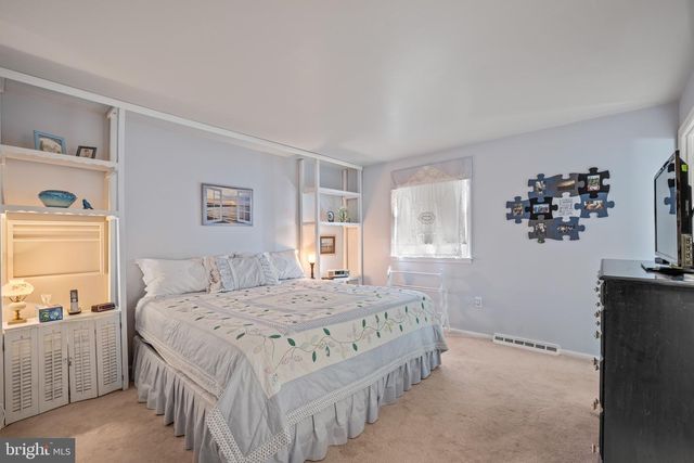 19 W KENNEDY DR, Laurel Springs, NJ 08021