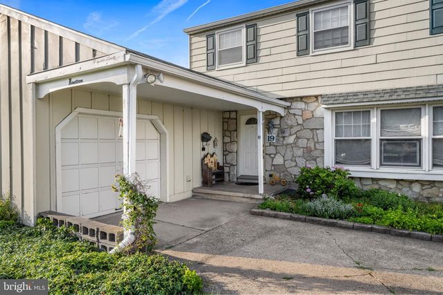 19 W KENNEDY DR, Laurel Springs, NJ 08021