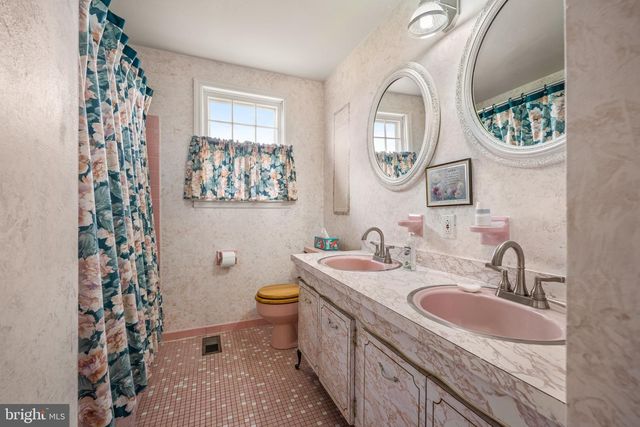 19 W KENNEDY DR, Laurel Springs, NJ 08021
