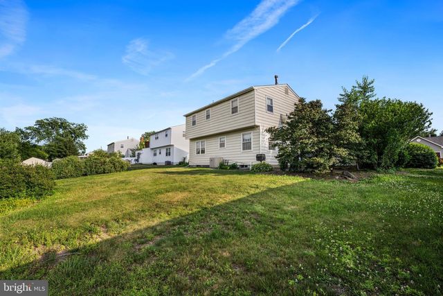 19 W KENNEDY DR, Laurel Springs, NJ 08021