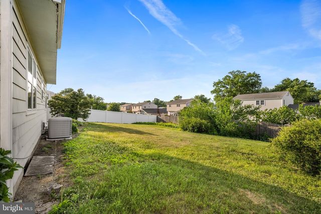 19 W KENNEDY DR, Laurel Springs, NJ 08021