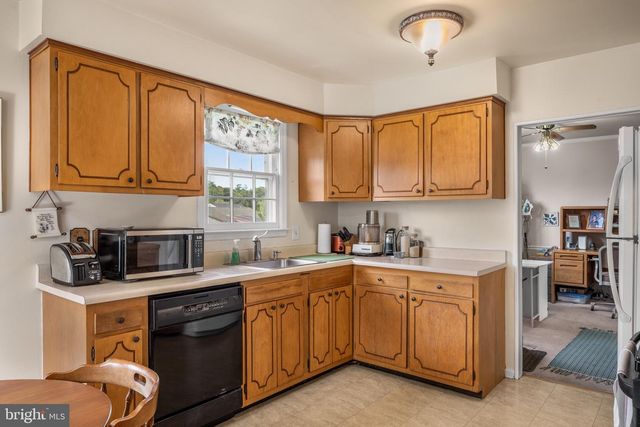 19 W KENNEDY DR, Laurel Springs, NJ 08021