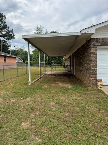 3104 N Frankfort Avenue, Russellville, AR 72802