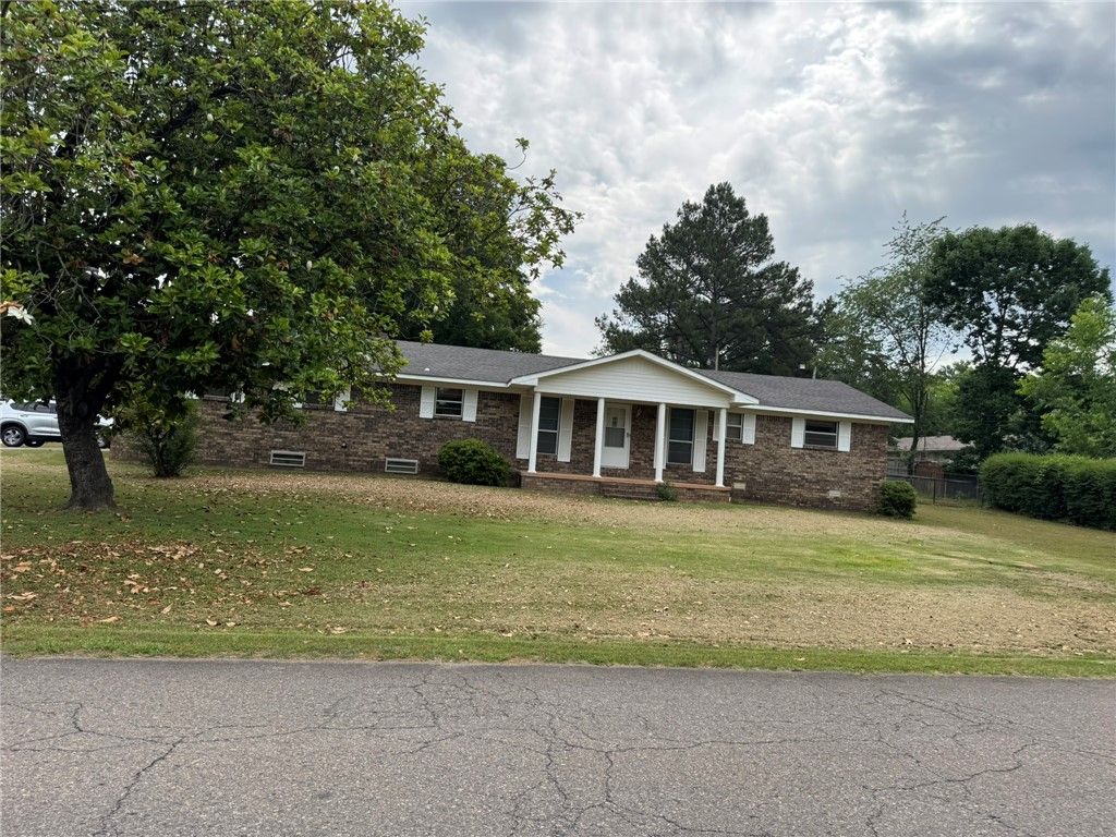 3104 N Frankfort Avenue, Russellville, AR 72802
