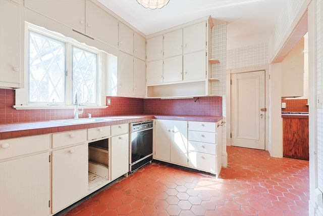 258 Walnut St, New Bedford, MA 02740