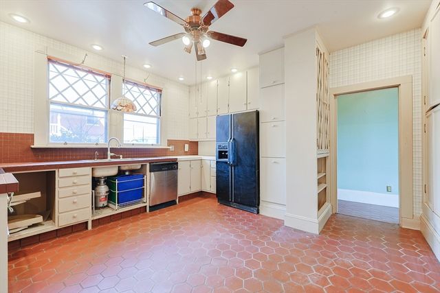 258 Walnut St, New Bedford, MA 02740