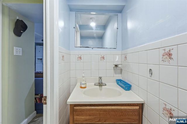 39 Voorhees Street, Teaneck, NJ 07666