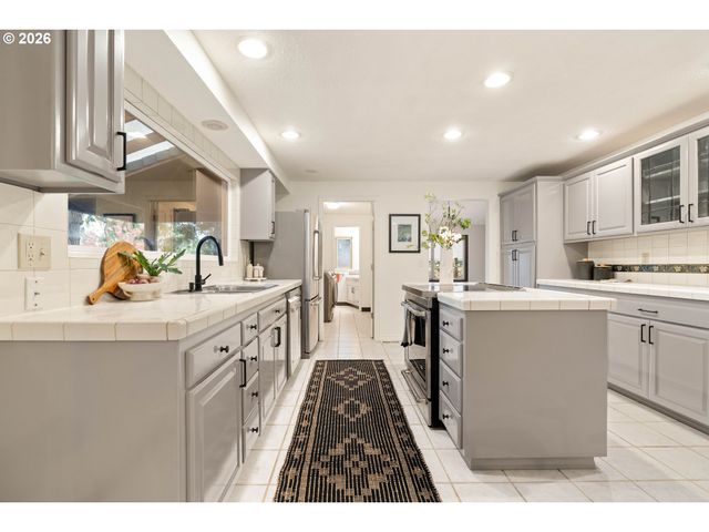 1431 KILLARNEY Dr, West Linn, OR 97068