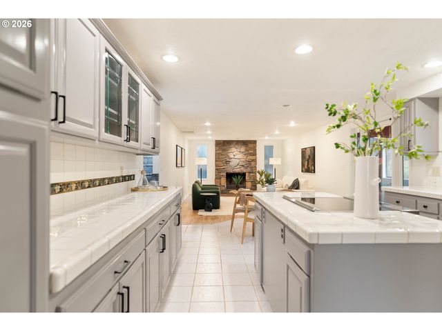 1431 KILLARNEY Dr, West Linn, OR 97068